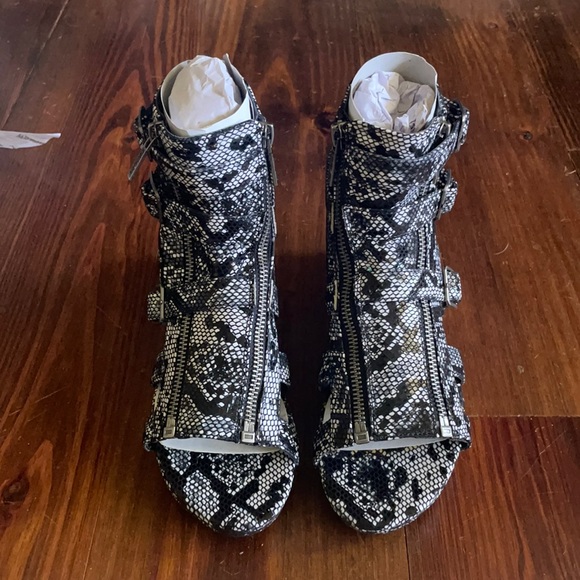 NWT Michael Antonio black snake print gladiator shoes - Picture 2 of 5